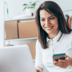 gambar perempuan memegang laptop dan handphone