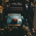 gambar genset warna biru dalam kondisi sedikit gelap