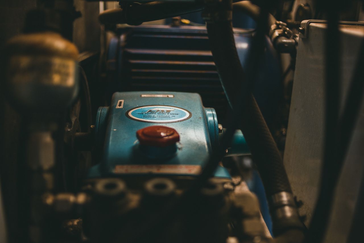 gambar genset warna biru dalam kondisi sedikit gelap